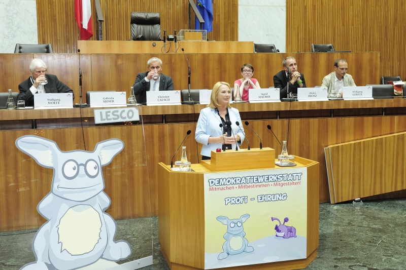 Nationalratspräsidentin Doris Bures (S) am Rednerpult. Im Hintergrund die anwesenden ParlamentarierInnen.