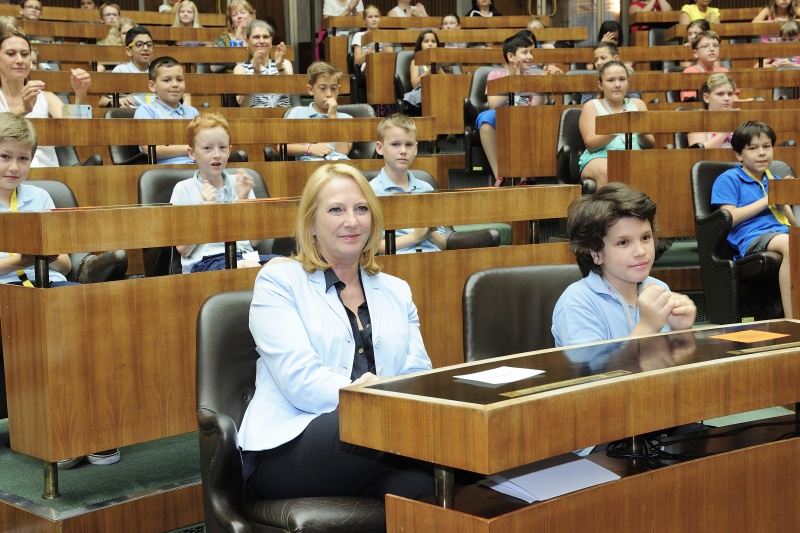 Nationalratspräsidentin Doris Bures (S) mit SchülerInnen
