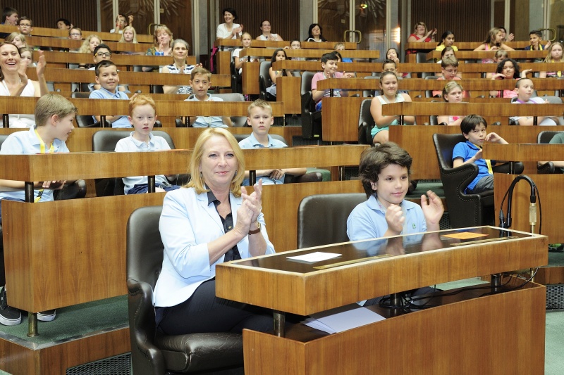 Nationalratspräsidentin Doris Bures (S) aplaudiert den RednerInnen