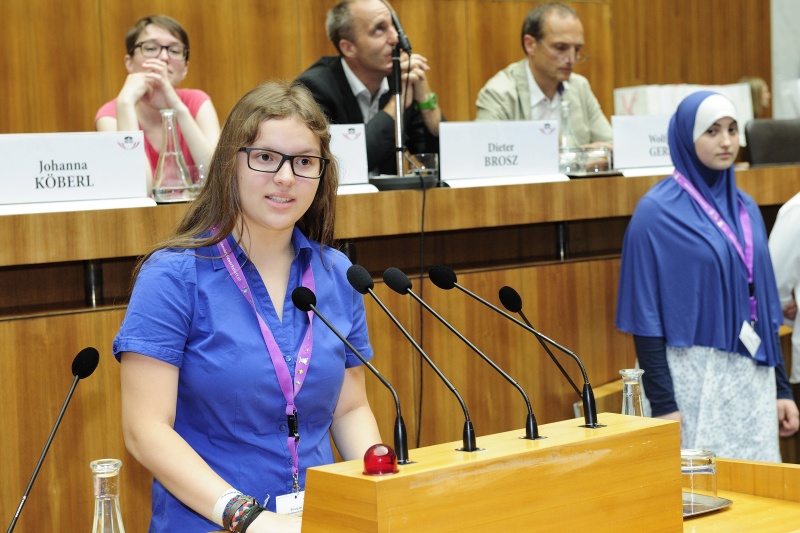 Schülerin am Rednerpult