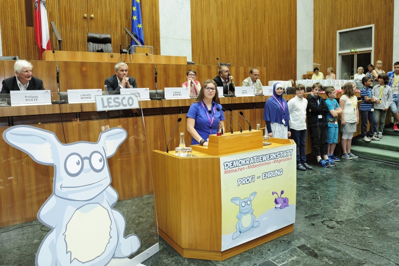 Schülerin am Rednerpult