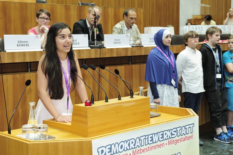 Schülerin am Rednerpult