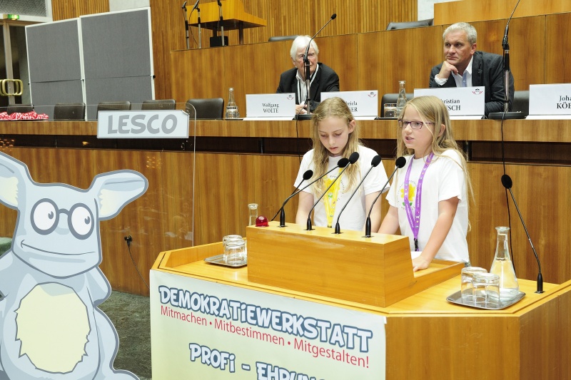 Schülerinnen am Rednerpult