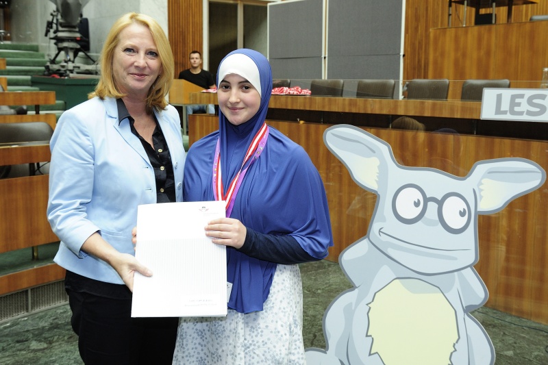 Nationalratspräsidentin Doris Bures (S) überreicht die Urkunde