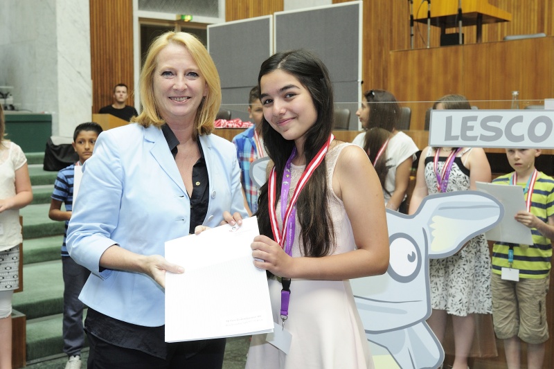 Nationalratspräsidentin Doris Bures (S) überreicht die Urkunde