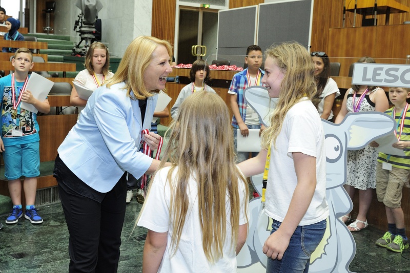Nationalratspräsidentin Doris Bures (S) überreicht die Urkunde