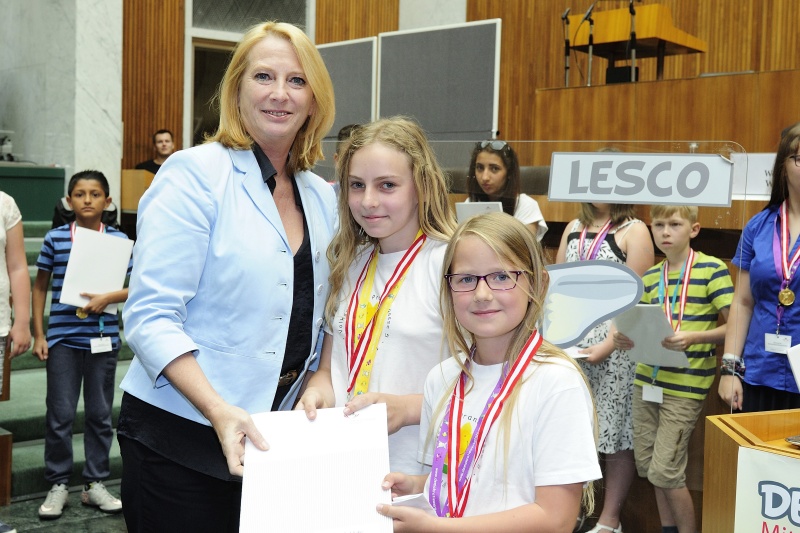 Nationalratspräsidentin Doris Bures (S) überreicht die Urkunde