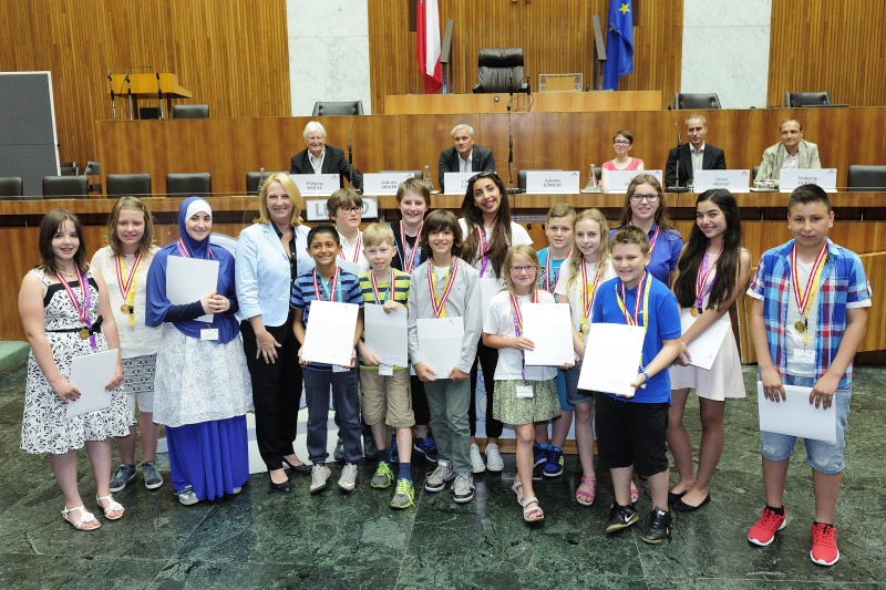 Nationalratspräsidentin Doris Bures (S) mit den Demokratieprofis
