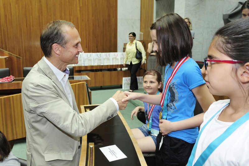 Nationalratsabgeordneter Wolfgang Gerstl (V) überreicht die Medaillen