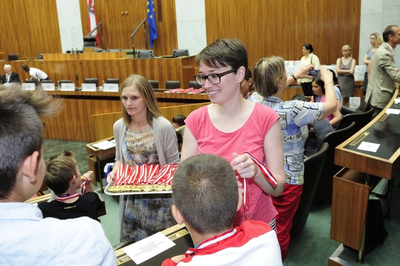 Nationalratsabgeordnete Sigrid Maurer (G) überreicht die Medaillen