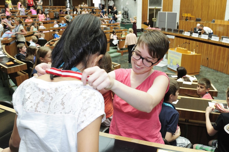 Nationalratsabgeordnete Sigrid Maurer (G) überreicht die Medaillen
