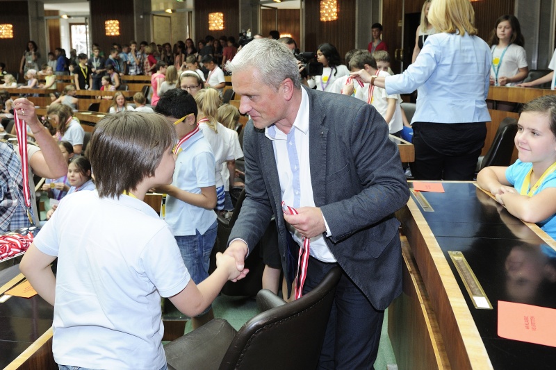 Nationalratsabgeordneter Christian Lausch (F) überreicht Medaillen