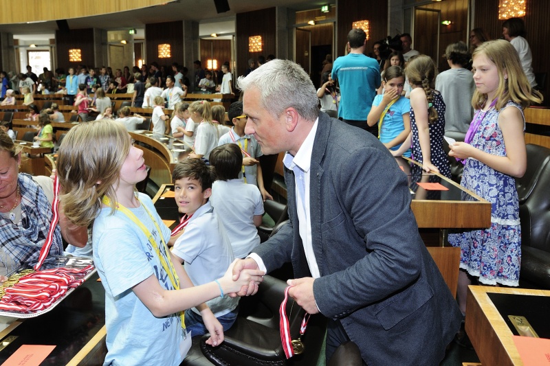 Nationalratsabgeordneter Christian Lausch (F) überreicht Medaillen