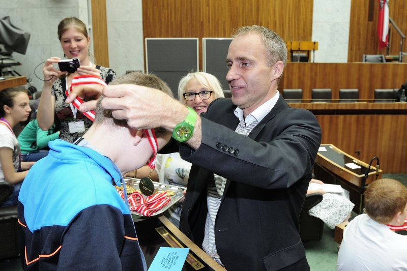 Nationalratsabgeordneter Dieter Brosz (G) überreicht Medaillen