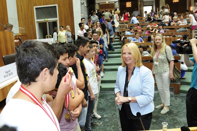 Nationalratspräsidentin Doris Bures (S) mit den geehrten SchülerInnen