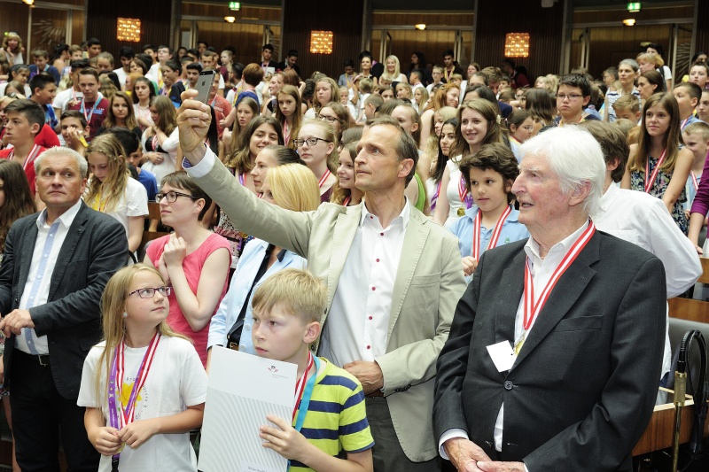 Erste Reihe v.li.: SchülerInnnen mit den Nationalratsabgeordenten Christian Lausch (F), Sigrid Maurer (G), Nationalratspräsidentin Doris Bures (S) Nationalratsabgeordneter Wolfgang Gerstl (V) und Botschafter a.D. Wolfgang Wolte