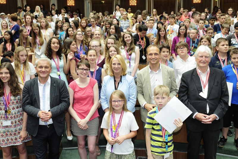 Erste Reihe v.li.: SchülerInnnen mit den Nationalratsabgeordenten Christian Lausch (F), Sigrid Maurer (G), Nationalratspräsidentin Doris Bures (S) Nationalratsabgeordneter Wolfgang Gerstl (V) und Botschafter a.D. Wolfgang Wolte