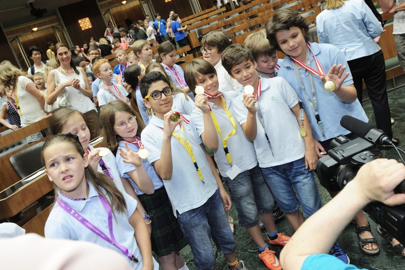 SchülerInnen zeigen stolz ihre Medaillen