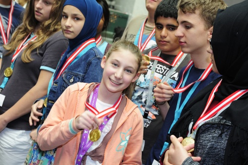 SchülerInnen zeigen stolz ihre Medaillen