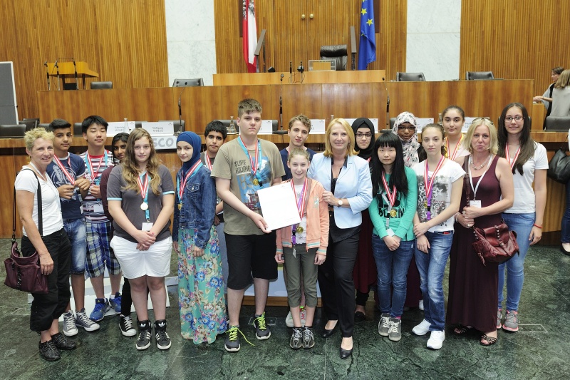 Gruppenfoto einiger Demokratieprofis mit Nationalratspräsidentin Doris Bures (S) (Mitte)