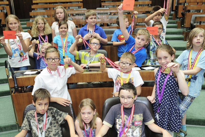 SchülerInnen zeigen stolz ihre Medaillen