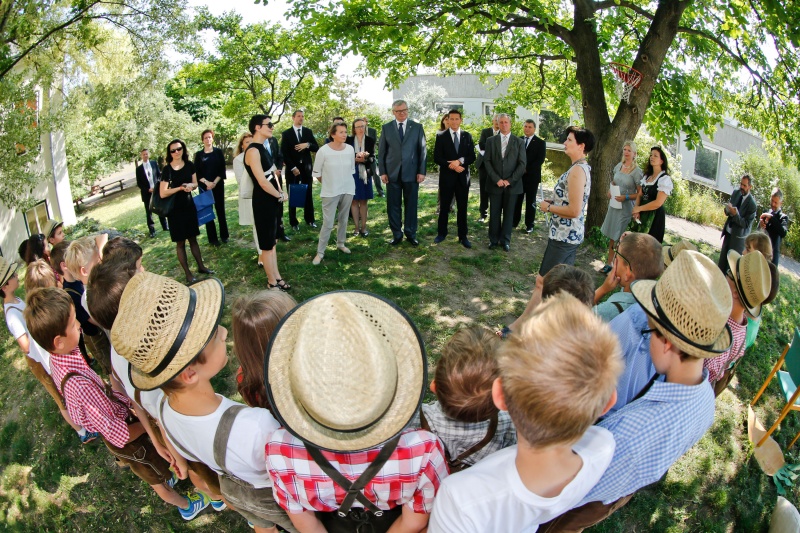 SchülerInnen der Volksschule Poysdorf mit den ParlamentarierInnen im Hintergrund