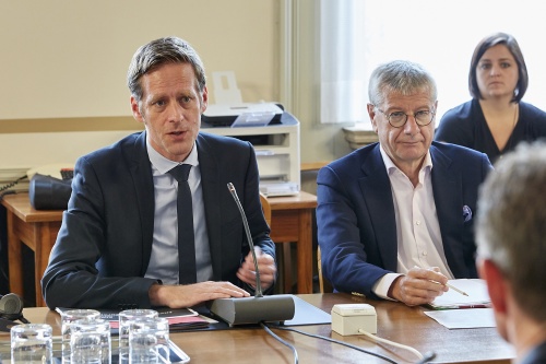 v.li.: Die Nationalratsabgeordneten Kai Jan Krainer (S)  und Bruno Rossmann (G) im Gespräch mit Jyrki Katainen