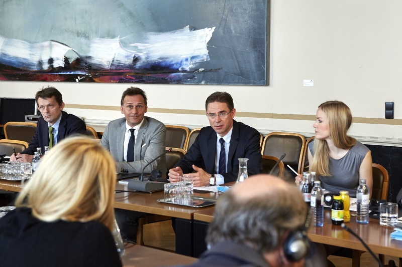 Jyrki Katainen (2.v.re. ) mit seinem Kabinett bei seinem Vortrag