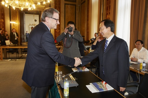v.li.: der 2. Nationalratspräsident Karlheinz Kopf (V) begrüßt den Generalsekretär der Volksregierung der Provinz Sichuan, Herr Qizhang Wang