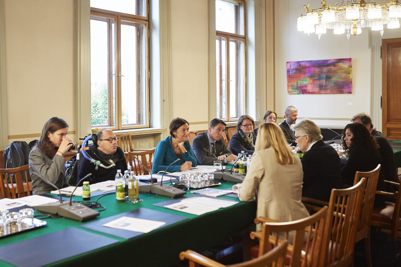 Blick Richtung Österreichische Delegation. v.li.: Veranstaltungsteilnehmerin, die Nationalratsabgeordenten Franz-Joseph Huainigg (V), Petra Bayr (S) und Reinhard Eugen Bösch (S) sowie Bedienstete der Parlamentsdirektion während der Aussprache