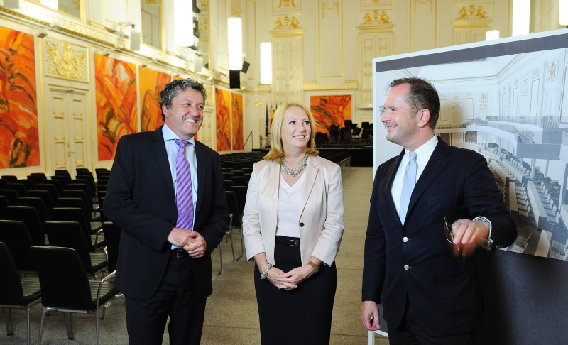 v.li.: Burghauptmann Reinhold Sahl, Nationalratspräsidentin Doris Bures (S) und Prof. Hermann Schnell besichtigen den Großen Redoutensaal