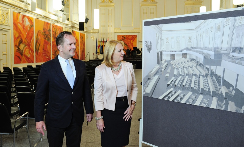 v.re.: Nationalratspräsidentin Doris Bures (S) und Prof. Hermann Schnell besichtigen den Großen Redoutensaal