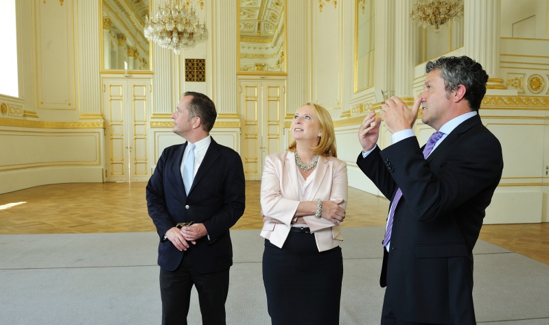 v.li.: Prof. Hermann Schnell, Nationalratspräsidentin Doris Bures (S) und Burghauptmann Reinhold Sahl besichtigen den Kleinen Redoutensaal