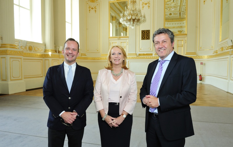 v.li.: Prof. Hermann Schnell, Nationalratspräsidentin Doris Bures (S) und Burghauptmann Reinhold Sahl besichtigen den Kleinen Redoutensaal