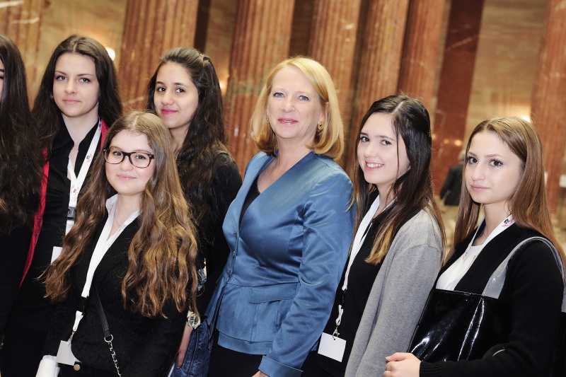Nationalratspräsidentin Bures begrüßt Mädchen am Girls Day im Parlament