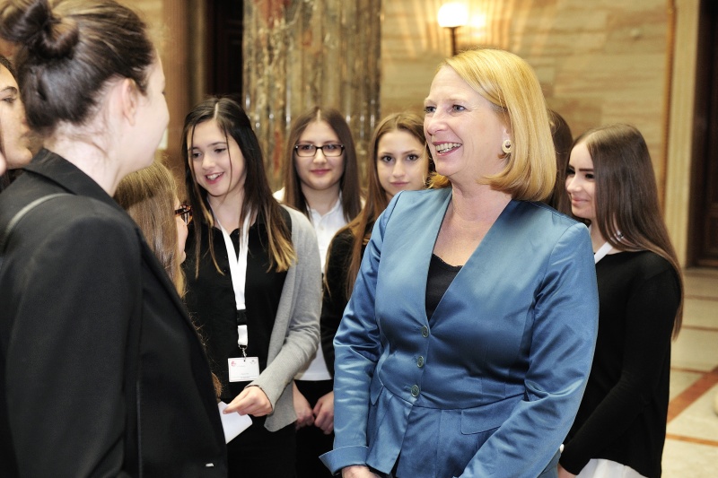 Nationalratspräsidentin Bures im Gespräch mit Mädchen am Girls Day