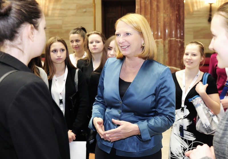 Nationalratspräsidentin Bures im Gespräch mit Mädchen am Girls Day