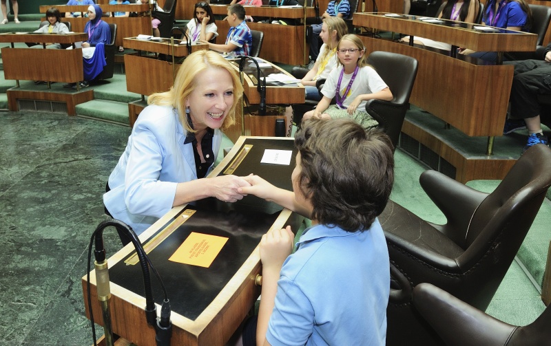 Nationalratspräsidentin Doris Bures (S) gratuliert einem jungen Demokratieprofi