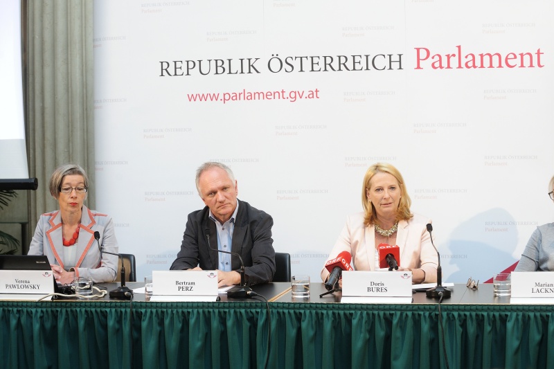 Podium v.re.: Nationalratspräsidentin Doris Bures (S), Historiker Bertrand Perz und Historikerin Verena Pawlowsky während der Pressekonferenz