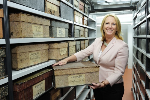 Nationalratspräsidentin Doris Bures (S) mit historischen Unterlagen im Archiv des Parlaments