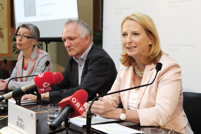 Podium v.re.: Nationalratspräsidentin Doris Bures (S), Historiker Bertrand Perz und Historikerin Verena Pawlowsky während der Pressekonferenz
