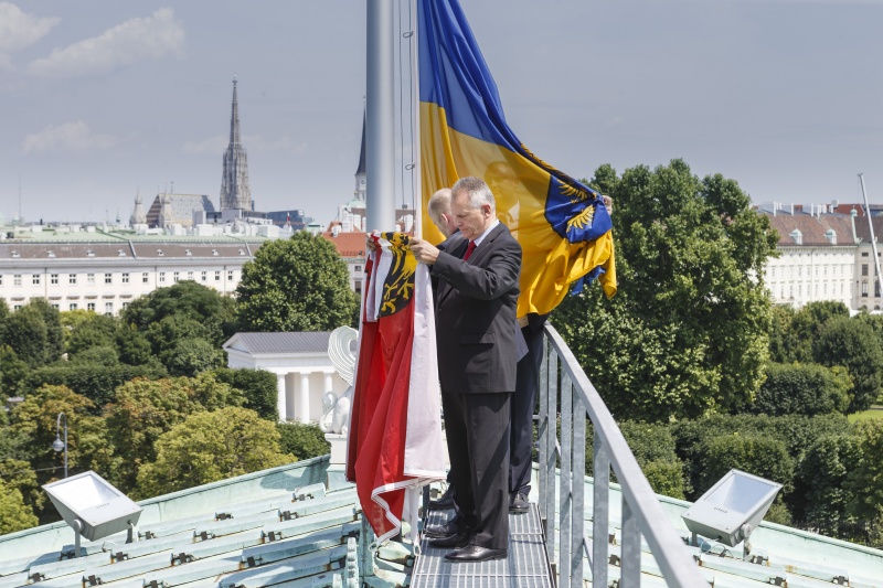 Bundesratspräsident Gottfried Kneifel (V) und Parlamentsbediensteter beim Fahnentausch am Parlamentsdach