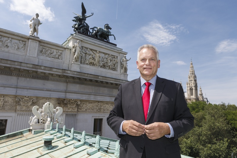 Bundesratspräsident Gottfried Kneifel (V) am Parlamentsdach