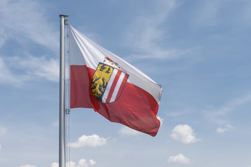 Die oberösterreichische Fahne am Parlamentsdach