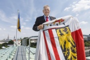 Bundesratspräsident Gottfried Kneifel (V) mit der Fahne Oberösterreichs