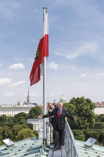 BundesratsprŠsident Gottfried Kneifel (V) und Parlamentsbedienstete beim Hissen der OOE-Fahne am Parlamentsdach