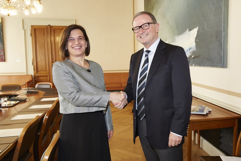 Ministerin Milena Harito aus Albanien wird vom Zweiten Nationalratspräsidenten Karlheinz Kopf (V) begrüßt