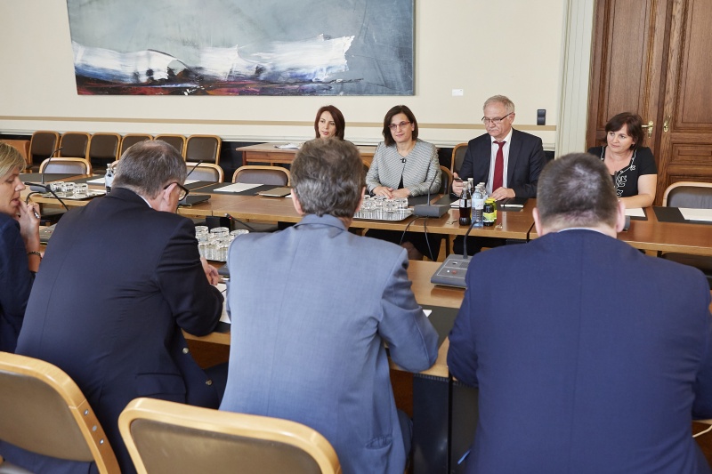 Albanische Delegation während der Aussprache: v.li.: Generaldirektorin der Bundesbehörde für Elektronische Signaturen (NAC) Edlira LLango, Ministerin für Innovation und Öffentliche Verwaltung der Republik Albanien Milena Harito, Albanischer Botschafter in Wien S.E. Roland Bimo und Direktorin für Elektroinsche Kommunikation im Büro des Premierministers Irena Malolli