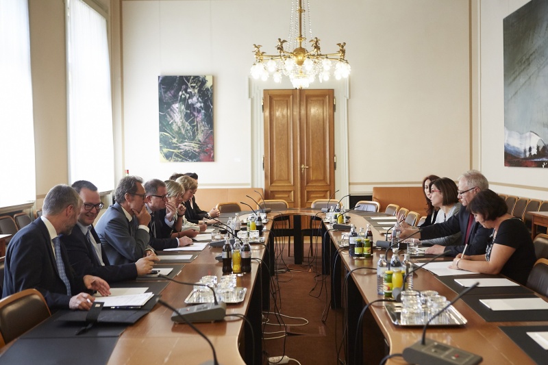 Aussprache. Rechte Tischhälfte: Österreichische Delegation v.li.: Parlamentsbediensteter, Sprecher der Plattform Digitales Österreich im Bundeskanzleramt Christian Rupp, Agency for Economic Cooperation and Development Wien, Dieter Hampel, Zweiter Nationalratspräsident Karlheinz Kopf (V) und weitere Parlamentsbedienstete.
Rechte Tischhälfte: Albanische Delegation v.re.: Direktorin für Elektroinsche Kommunikation im Büro des Premierministers Irena Malolli Albanischer Botschafter in Wien S.E. Roland Bimo, Ministerin für Innovation und Öffentliche Verwaltung der Republik Albanien Milena Harito und Generaldirektorin der Bundesbehörde für Elektronische Signaturen (NAC) Edlira LLango