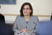 Albanische Ministerin Milena Harito während der Aussprache